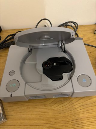 PlayStation 1 con cables y juego