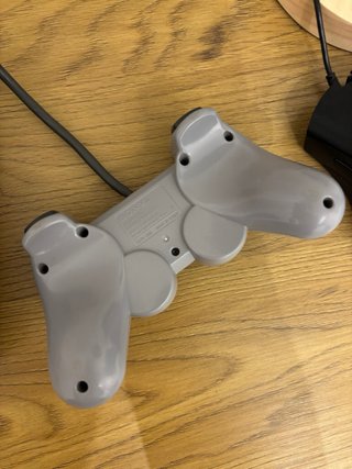 PlayStation 1 con cables y juego