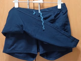 Falda trekking Quechua azul con pantalón interior.