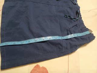 Falda trekking Quechua azul con pantalón interior.