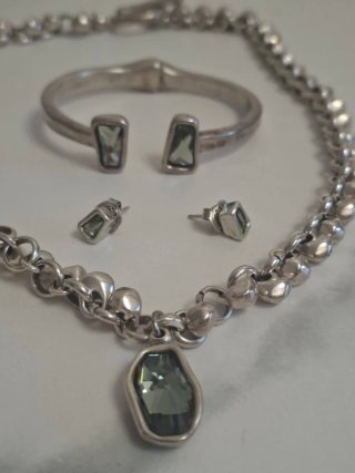 Conjunto de Joyas: Colgante, Pulsera y Pendientes