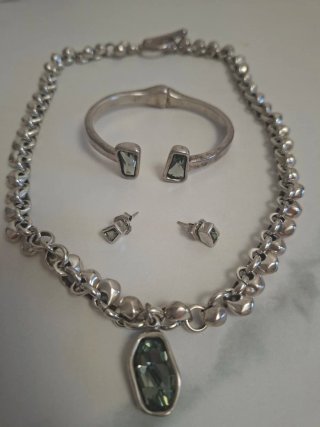 Conjunto de Joyas: Colgante, Pulsera y Pendientes