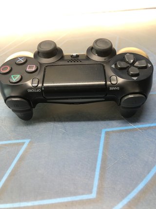 PS4 Slim Negra + Mando y Soporte