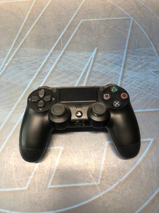 PS4 Slim Negra + Mando y Soporte