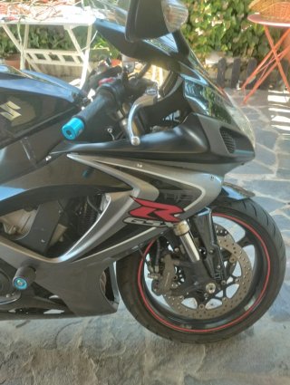 Suzuki GSXR K7 Negra y Plateada