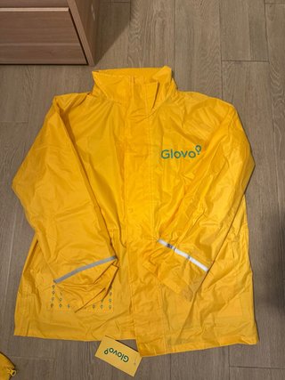 Chaqueta impermeable Glovo amarilla
