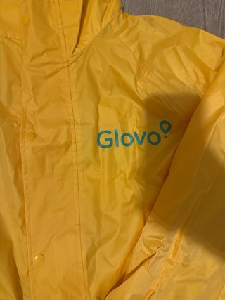 Chaqueta impermeable Glovo amarilla