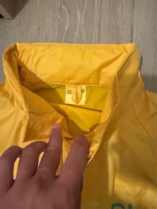 Chaqueta impermeable Glovo amarilla
