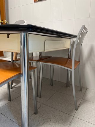 Mesa de cocina blanca