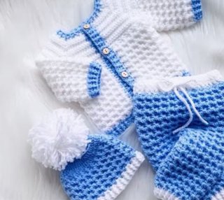 Conjunto ropa bebé tejido blanco y azul