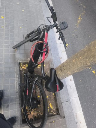 Bicicleta negra con candado