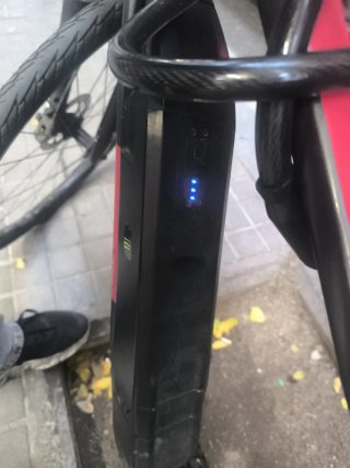 Bicicleta negra con candado