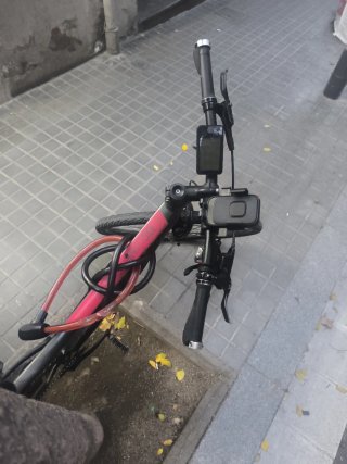 Bicicleta negra con candado