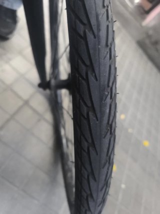 Bicicleta negra con candado