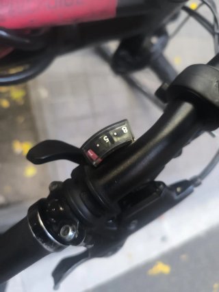 Bicicleta negra con candado