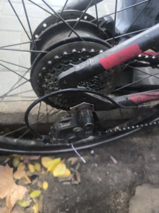 Bicicleta negra con candado