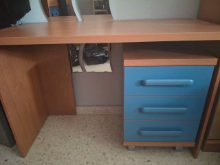 Escritorio madera con cajonera azul