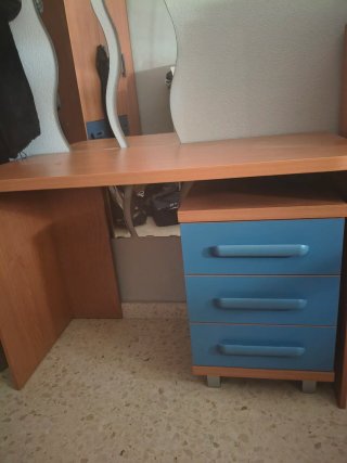 Escritorio madera con cajonera azul