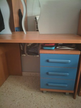 Escritorio madera con cajonera azul