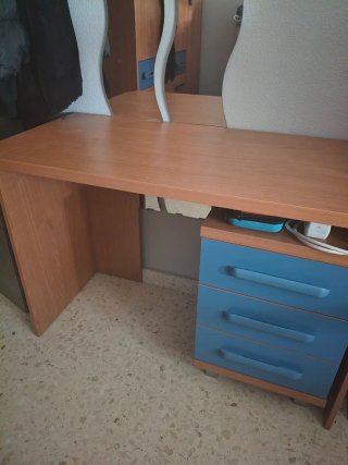 Escritorio madera con cajonera azul