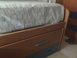Escritorio madera con cajonera azul
