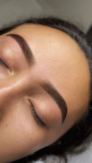 DISEÑO DE CEJAS CON HENNA