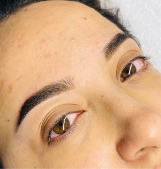 DISEÑO DE CEJAS CON HENNA