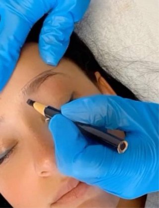 DISEÑO DE CEJAS CON HENNA