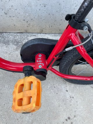 Bicicleta infantil roja Btwin pedales desmontables