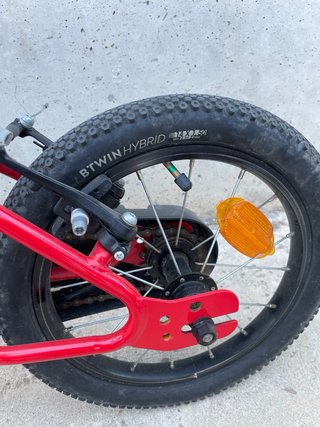 Bicicleta infantil roja Btwin pedales desmontables