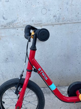 Bicicleta infantil roja Btwin pedales desmontables
