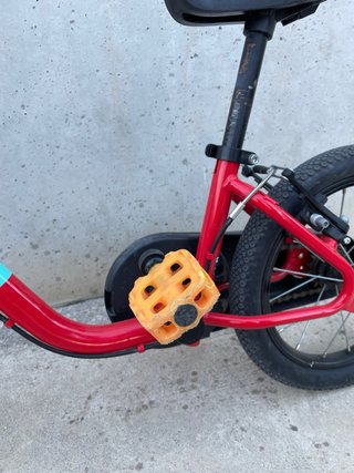 Bicicleta infantil roja Btwin pedales desmontables