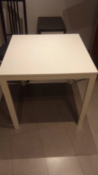 Mesa blanca cuadrada