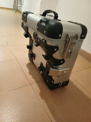 Baúl y herrajes maletas laterales originales voge