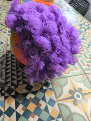 Peluca de payaso morada
