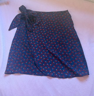 Falda estampada azul y roja