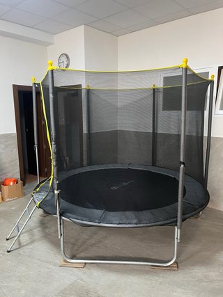 Cama elástica infantil 2.50m en perfecto estado.