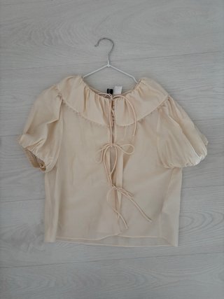 Blusa H&M crema con volantes