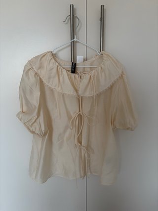 Blusa H&M crema con volantes