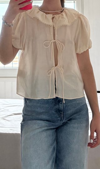 Blusa H&M crema con volantes