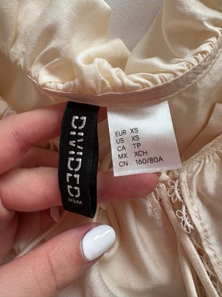 Blusa H&M crema con volantes