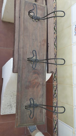 Perchero madera con colgadores caras