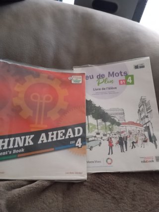 Libro de inglés y francés 4 Eso 15 euros cada uno.