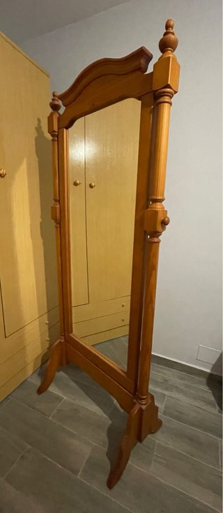 Espejo de pie de madera
