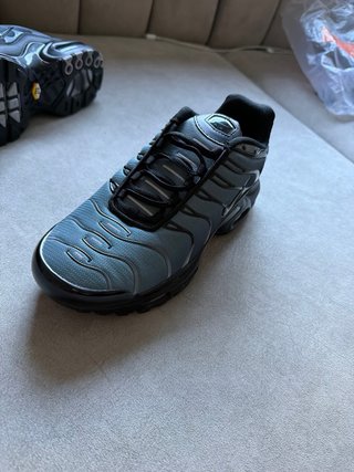 Zapatillas Nike TN Negras y Grises