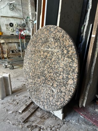Mesa redonda de granito 83 cm diámetro.