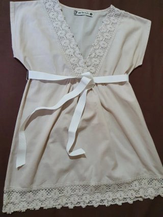 Blusa beige con encaje y cinturón