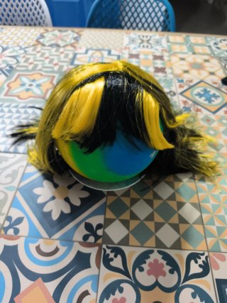 Peluca de disfraz negra y amarilla