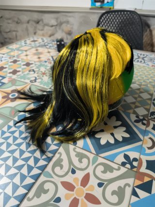Peluca de disfraz negra y amarilla