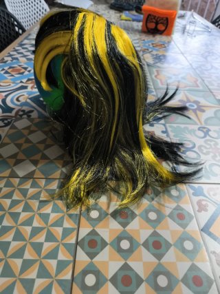 Peluca de disfraz negra y amarilla